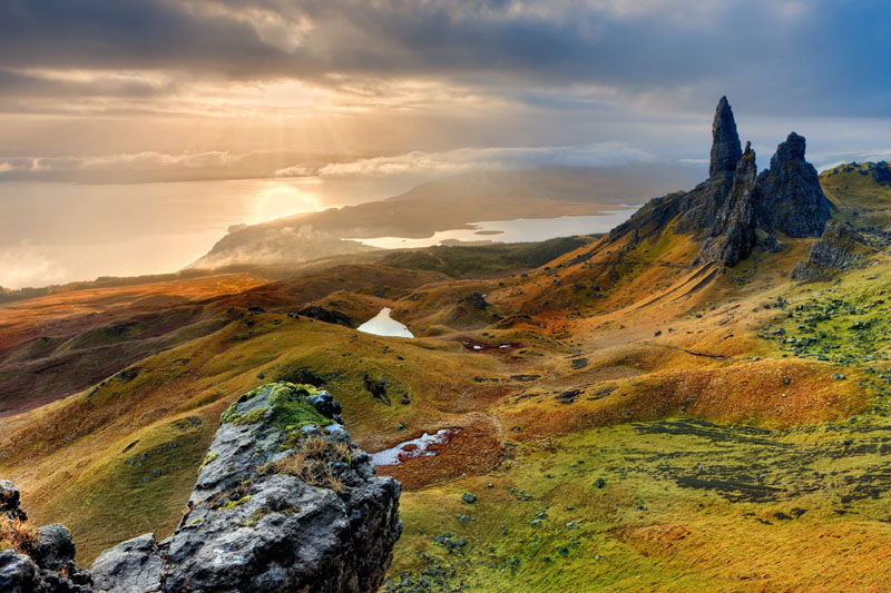 5. Scotland Scotland là vùng đất của những thắng cảnh ma mị, hoang sơ, những hồ nước hoang vắng thu hút đông đảo khách du lịch. Những trải nghiệm tự hào của Scotland đó là tham quan vườn quốc gia Loch Lomond và Trossachs, tour du lịch 4 ngày đến West Highlands, đảo Skye và tour tham quan phố cổ Edinburgh. Ảnh: FrankWinkler.