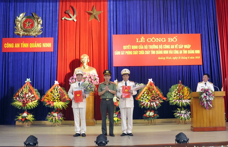 Đại tá Hoàng Đức Lừng, Phó Cục trưởng Cục tổ chức cán bộ (Bộ Công an) trao quyết định của Bộ Công an bổ nhiệm 2 đồng chí Phó Giám đốc CS PCCC tỉnh về Phó Giám đốc Công an tỉnh Quảng Ninh.