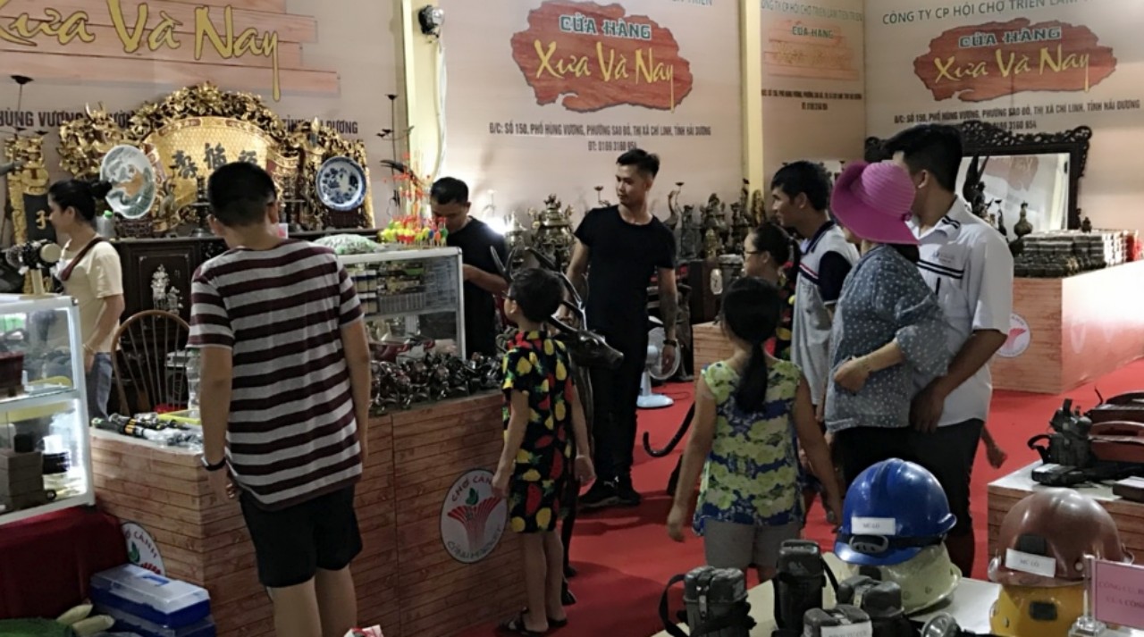 Chợ cảnh nằm ở phường Yên Thanh, được bài trí khác biệt so với các chợ thường thấy, theo không gian làng quê quen thuộc, tạo tâm lý nhẹ nhàng, thư thái cho du khách