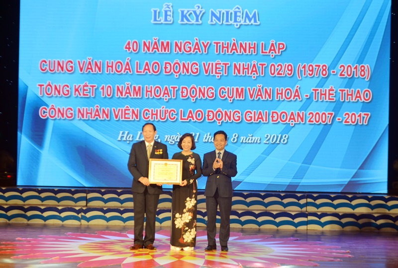 Đồng chí Vũ Thị Thu Thủy, Phó Chủ tịch UBND tỉnh trao Bằng khen của UBND tỉnh cho tập thể cán bộ CNVC-LĐ Cung VHLĐ Việt -Nhật.