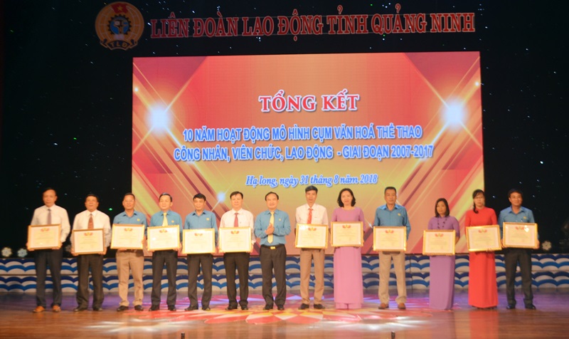 Đồng chí Trần Danh Chức, Chủ tịch LĐLĐ tỉnh trao Bằng khen cho 13 tập thể, cá nhân có thành tích trong hoạt động 10 Cụm Văn hóa thể thao CNVC-LĐ.