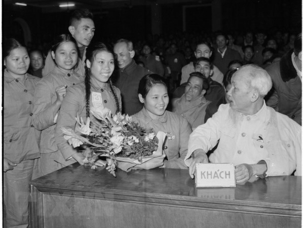 Chủ tịch Hồ Chí Minh nói chuyện thân mật với đại biểu Thanh niên xung phong dự Đại hội Thanh niên xung phong chống Mỹ cứu nước toàn miền Bắc (tháng 1/1967). (Ảnh tư liệu: TTXVN)