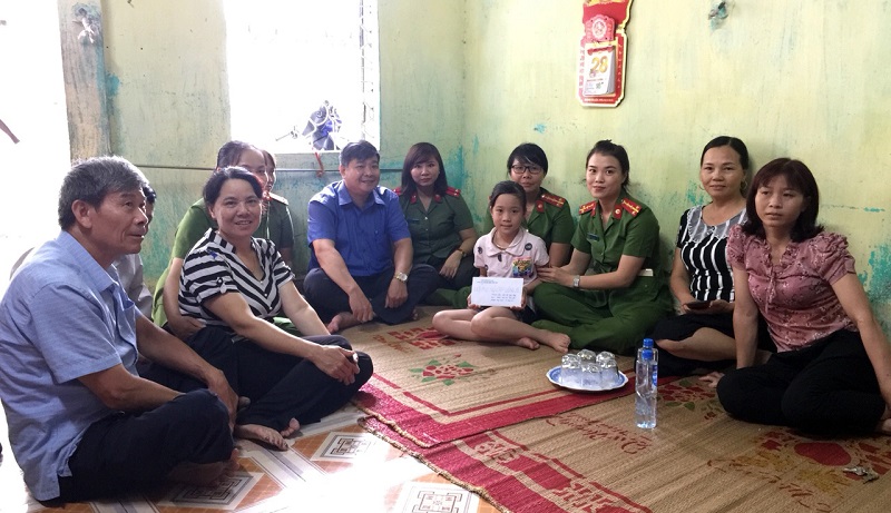 Công an Uông Bí thăm tăng quà gia đình cháu Bùi Mai Chi (Ảnh: Lê Văn Lâm-Công an Uông Bí).