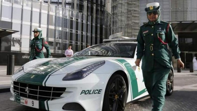 Cảnh sát ở Dubai dùng các loại xe sang để đi tuần. Nhiều du khách khi tới đây đã sốc khi thấy xe cảnh sát mang thương hiệu Ferrari, Audi, Bugatti, Lamborghini. Cảnh sát ít phải dùng những chiếc xe này để đuổi theo ôtô phóng nhanh vượt ẩu, vì tỷ lệ tội phạm ở Dubai rất thấp. Công việc chủ yếu của cảnh sát là đi tuần tra các khu di sản và nơi có đông khách du lịch. Ảnh: Al Arabiya.