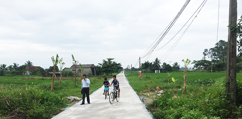 Tuyến đường trục xã đoạn qua thôn Bốn được cải tạo, nâng cấp thuận tiện cho việc đi lại của nhân dân.