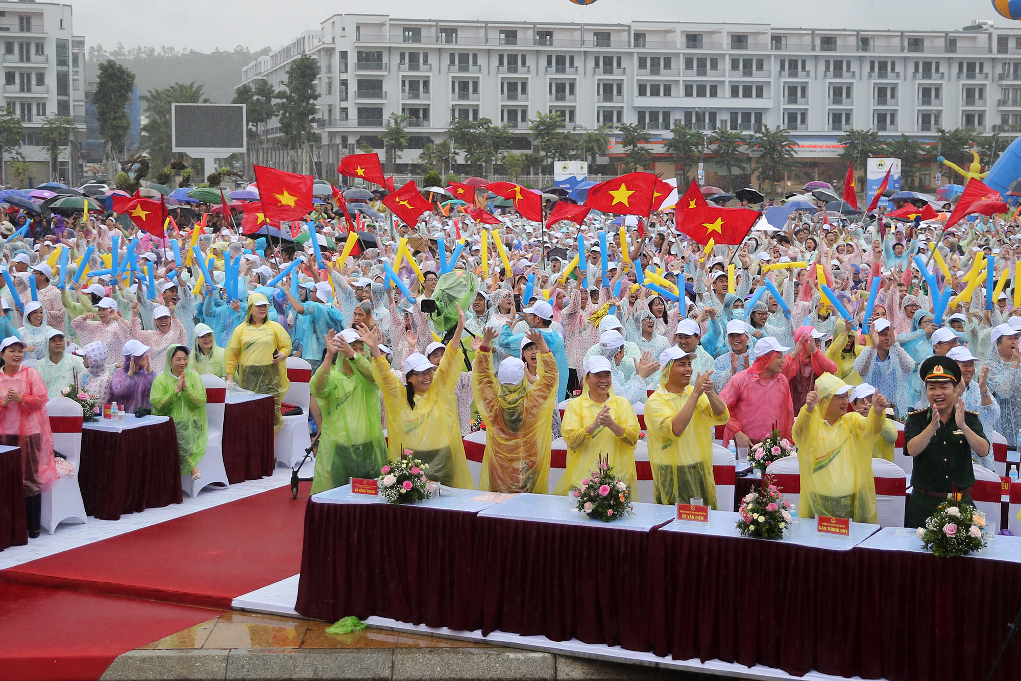 Và sau khi người dẫn chương trình Đường lên đỉnh Olympia thông báo Hoàng Cường là nhà vô địch của chương trình, cả rừng người như vỡ òa.