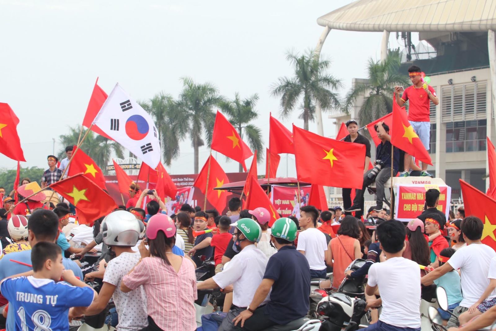 Mỗi người một lá cờ đỏ giơ cao, cả cờ Việt Nam và cờ Hàn Quốc, như một lời tri ân với các VĐV, cầu thủ và các H:LV, đặc biệt là HLV của Olympic Việt Nam Park Hang Seo, bởi dù thất bại, những gì đội tuyển bóng đá nam Việt Nam làm được tại Asiad 2018, với sự dẫn dắt của HLV Park Hang Seo, vẫn là một kỳ tích.