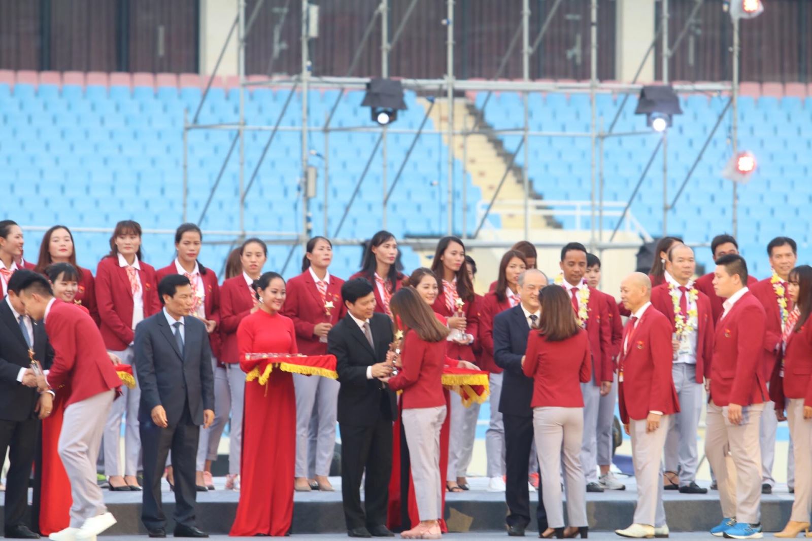 Tại Lễ vinh danh, 50 VĐV có thành tích xuất sắc tại Asiad 2018 đã được trao tặng kỷ niệm chương “Những ngôi sao vàng”, có khắc chữ “Cảm ơn niềm tự hào Việt Nam”.