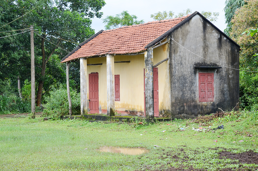 Nhà công vụ của giáo viên dạy tại thôn đảo Hà Loan đã rất cũ kỹ, xuống cấp nghiêm trọng.