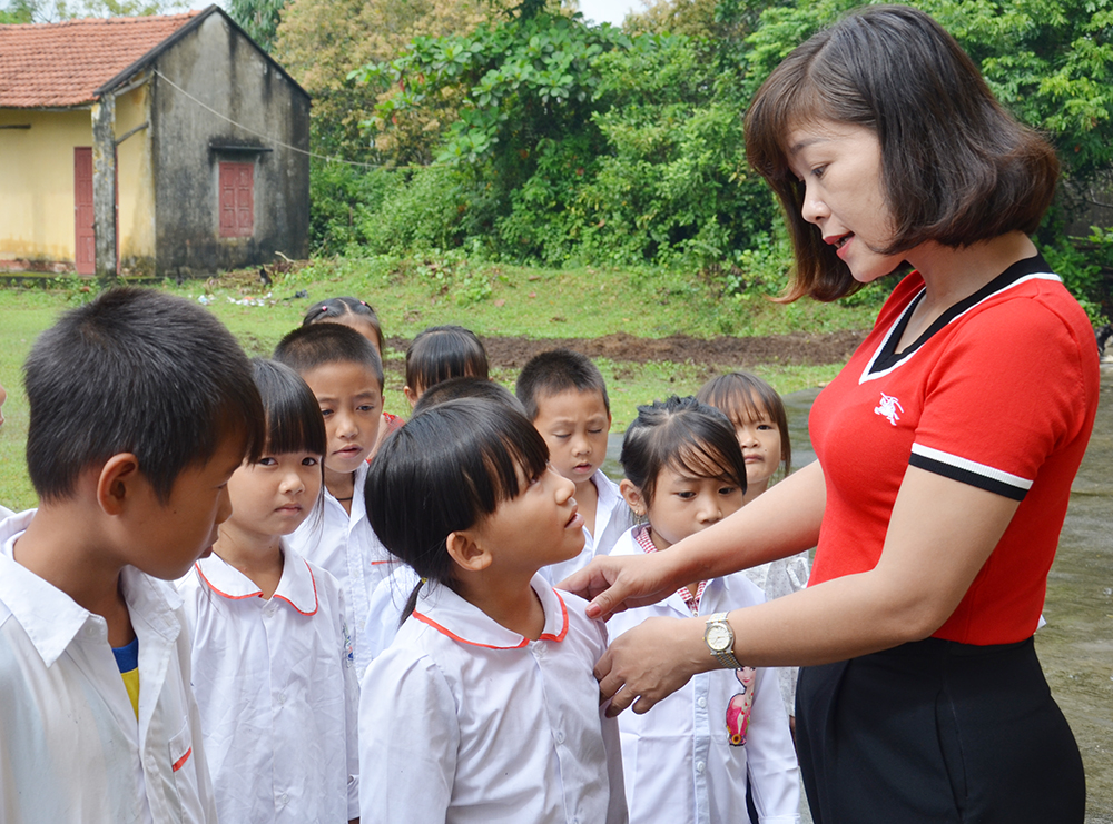 Hiệu trưởng Trường TH&THCS Cộng Hòa dặn dò học sinh tiểu học ở thôn đảo Hà Loan trước năm học mới.