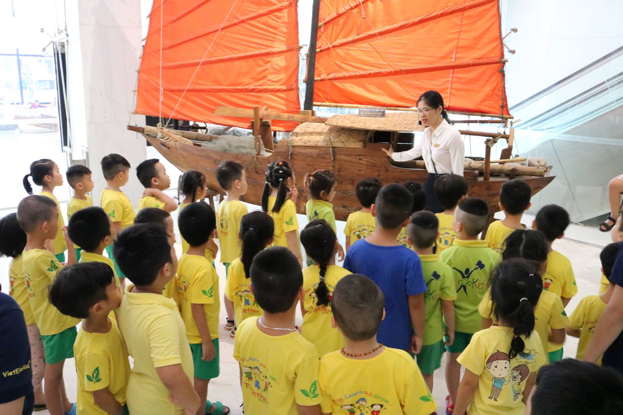 Các bé Trường Mầm non Family đi tham quan Bảo tàng Quảng Ninh nhân dịp năm học mới.