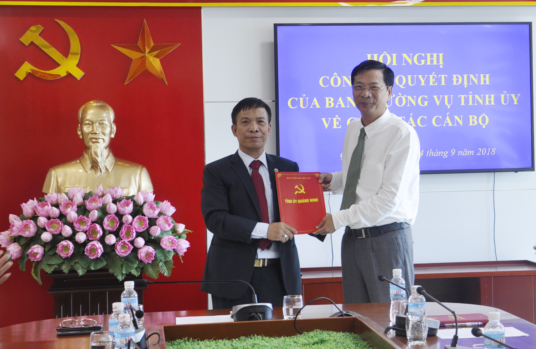 Bí thư Tỉnh ủy Nguyễn Văn Đọc trao quyết định nghỉ hưu theo chế độ đối với đồng chí Đỗ Vũ Chung.