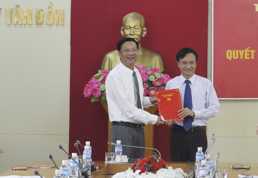 Bí thư Tỉnh ủy Nguyễn Văn Đọc trao quyết định nghỉ hưu theo chế độ đối với đồng chí Đoàn Văn Chỉnh.