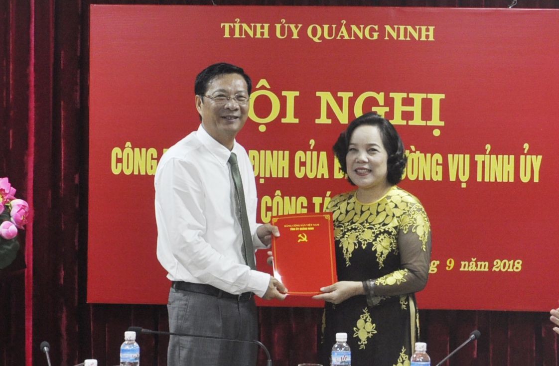 Bí thư Tỉnh ủy Nguyễn Văn Đọc trao quyết định nghỉ hưu theo chế độ đối với đồng chí Đoàn Văn Chỉnh.