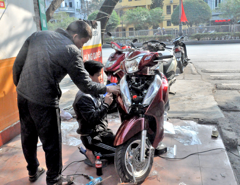 Anh Bùi Quang Quyền,chủ cơ sở sửa chữa xe máy số 329, đường Nguyễn Văn Cừ, TP Hạ Long hướng dẫn trẻ có hoàn cảnh đặc biệt khó khăn học nghề sửa xe.