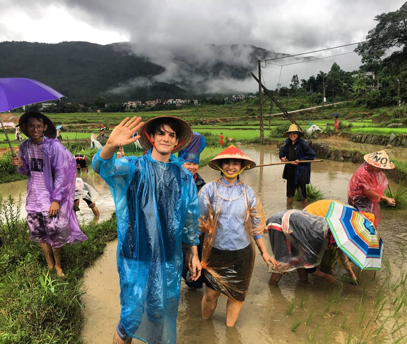 Du khách nước ngoài trải nghiệm cấy lúa tại Bình Liêu.
