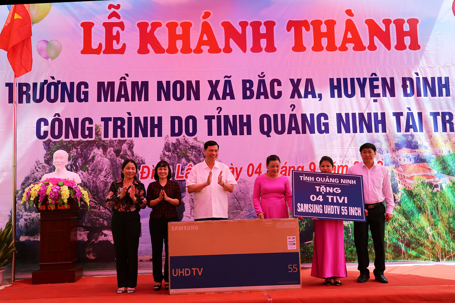 Đồng chí Nguyễn Đức Long, Phó Bí thư Tinh ủy, Chủ tịch UBND tỉnh, trao quà của tỉnh cho Trường Mầm non