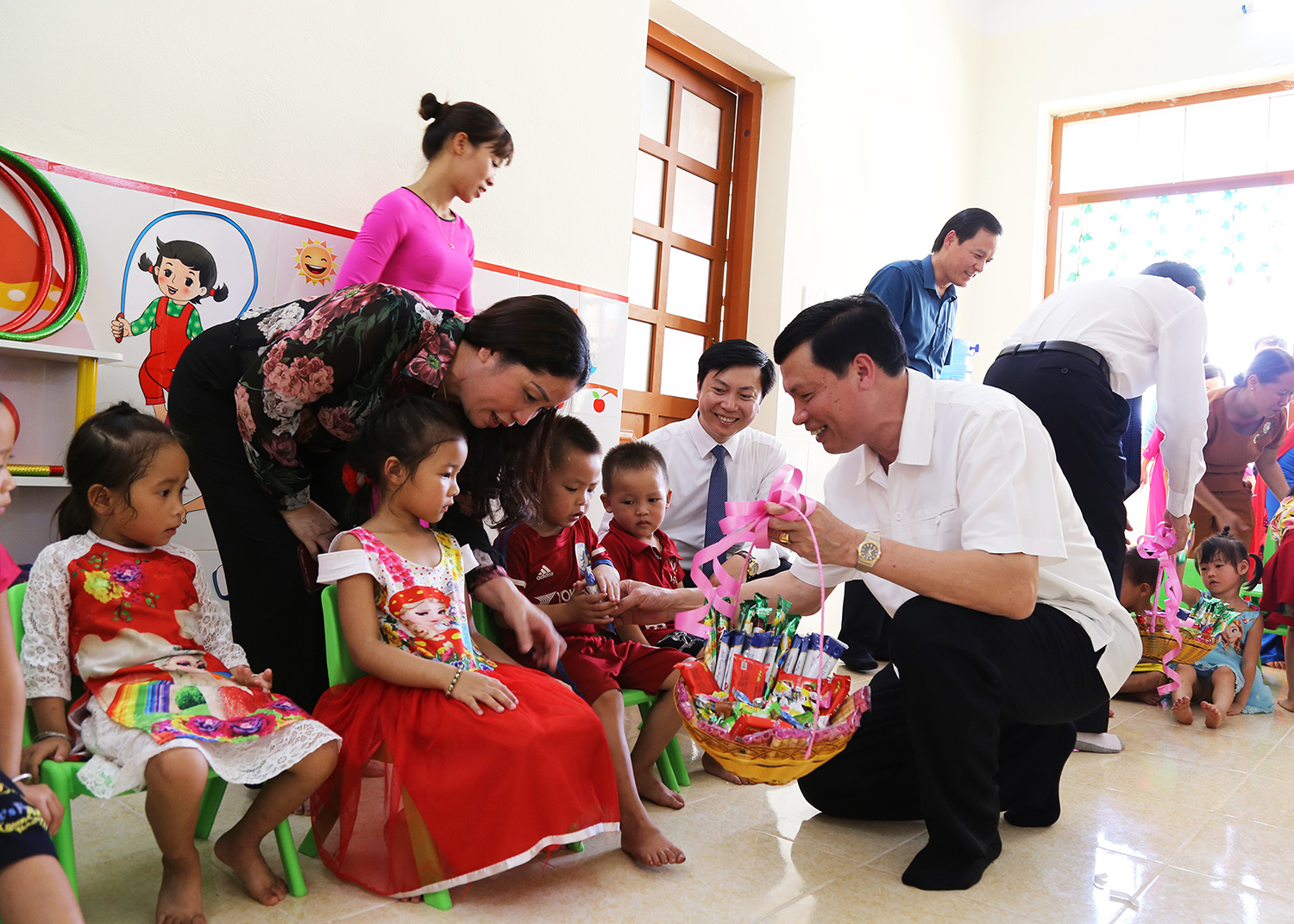 Đồng chí Nguyễn Đức Long, Phó Bí thư Tinh ủy, Chủ tịch UBND tỉnh, tặng quà các cháu thiếu nhi nhà trường.