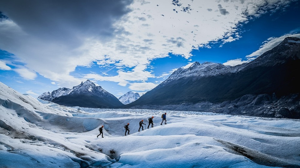 Sông băng vùng Patagonia, Argentina: Các sông băng hùng vĩ của vùng Patagonia là một trong những điểm tham quan đẹp nhất thế giới. Lượng mưa giảm và nhiệt độ tăng cao khiến kỳ quan thiên nhiên này đang ngày càng thu hẹp. Ảnh: BookMundi.