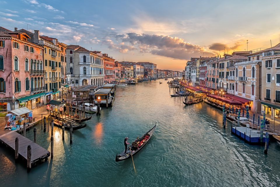Venice, Italy: Nếu muốn tận hưởng chuyến đi lãng mạn trên những chiếc gondola, bạn nên lập kế hoạch sớm. Venice đang chìm dần và việc này không có dấu hiệu dừng lại. Thành phố ngày càng hứng chịu những trận lụt dữ dội. Ảnh: TripSavvy.