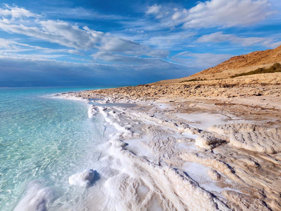 Biển Chết: Biển Chết thực chất là một hồ nước mặn khổng lồ. Diện tích hồ đã thu hẹp 1/3 trong 40 năm qua. Nếu các quốc gia dọc bờ Biển Chết tiếp tục dùng nước từ Jordan, con sông duy nhất cấp nước cho hồ, khu vực này sẽ hoàn toàn biến mất trong 50 năm nữa. Ảnh: Insider.