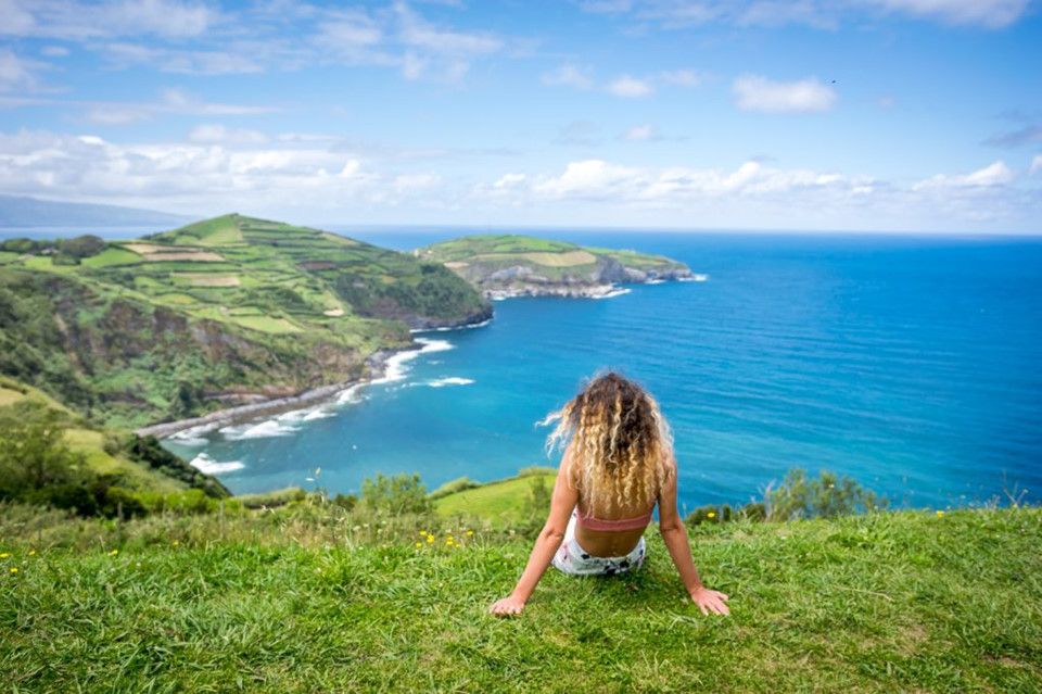 Quần đảo Azores của Bồ Đào Nha là một thiên đường núi lửa xinh đẹp, nằm giữa Đại Tây Dương. Địa điểm du lịch cuốn hút nhiều du khách từ khắp thế giới này gồm 9 hòn đảo, mỗi đảo mang tên một màu sắc khác nhau rất độc đáo, 