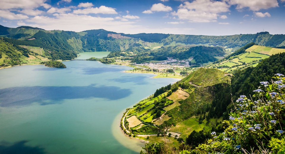 Đảo Xanh lá cây Sao Miguel: Là đảo lớn nhất trong quần đảo Azores, Sao Miguel được phủ xanh bởi những ngọn đồi, sườn núi nhiều hoa lá, những đồng cỏ thơ mộng và những đồi chè bạt ngàn. Trên đảo còn có những dòng thác hùng vĩ và các con suối nước nóng tự nhiên, nằm ẩn mình dưới tán rừng rậm rạp. Ảnh: Regent Holidays.