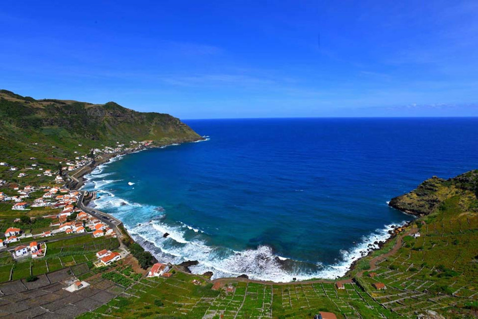 Đảo Vàng Santa Maria: Nhiều người cho rằng Santa Maria là hòn đảo đầu tiên được phát hiện trong toàn quần đảo Azores. Tạo cảm hứng cho tên gọi đảo Vàng là những bụi hoa đậu chổi giestas có màu vàng tươi sáng, mọc theo những sườn dốc xanh giữa các thị trấn nông thôn trên đảo Santa Maria. Ảnh: Bluezzz.