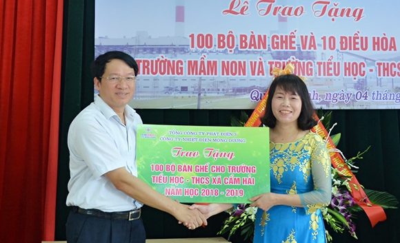 Đại diện Công ty Nhiệt điện Mông Dương tặng 100 bộ bàn ghế trị giá gần 128 triệu đồng cho Trường Tiểu học - THCS 
