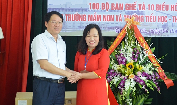 Đại diện Công ty Nhiệt điện Mông Dương trao tặng 10 chiếc điều hòa cho Trường Mầm non xã Cẩm Hải 