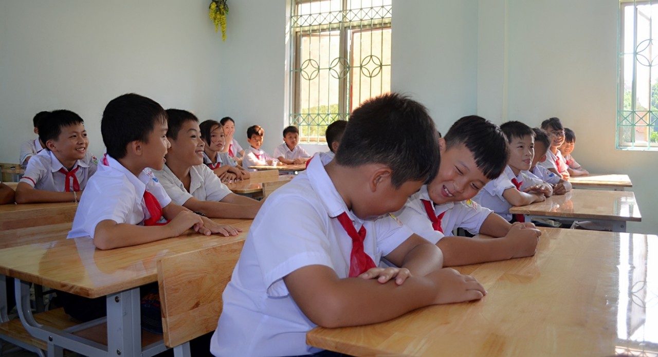 Các bộ bàn ghế mới do Công ty Nhiệt điện Mông Dương trao tặng giúp học sinh Trường Tiểu học - THCS Cẩm Hải học tập đạt kết quả tốt hơn 