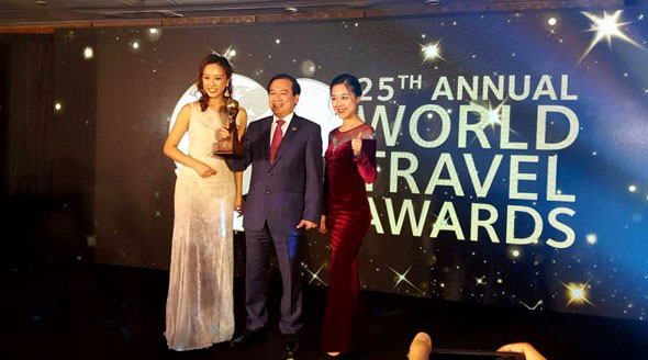 Phó Tổng Cục trưởng Tổng Cục Du lịch Hà Văn Siêu nhận giải thưởng Điểm đến du lịch hàng đầu châu Á 2018