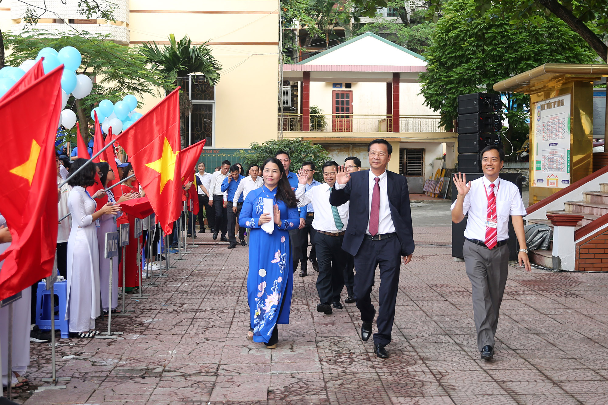 Đồng chí Nguyễn Văn Đọc, Bí thư Tỉnh ủy, Chủ tịch HĐND tỉnh dự lễ Khai giảng tại trường THPT Hòn Gai.