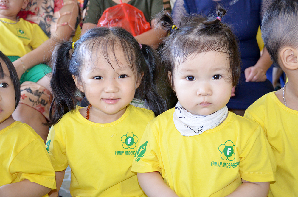 Khuôn mặt ngây ngô của các bé 2 tuổi Trường Mầm non Family, TP Hạ Long trong ngày khai giảng.