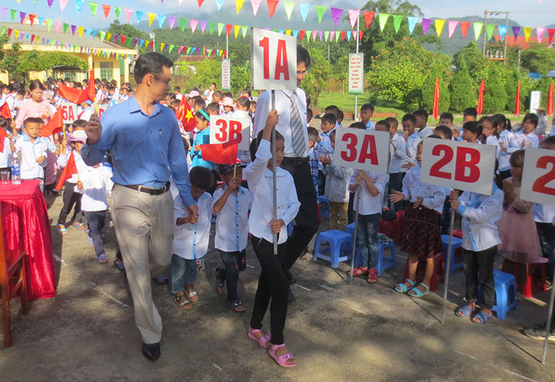 Thầy trò Trường Tiểu học và THCS Hải Sơn, đón các em học sinh lớp 1 trong lễ khai giảng năm học mới. Ảnh Nịnh Sáng 