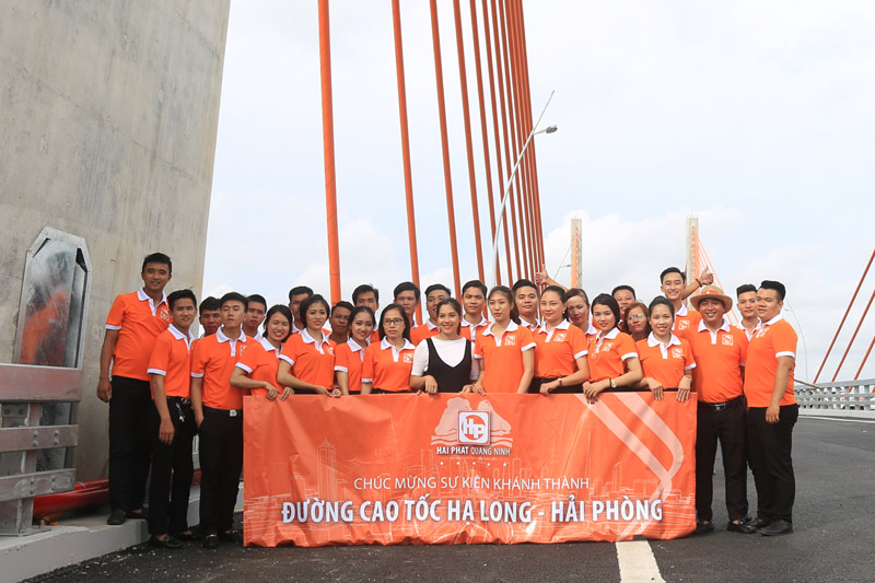 Ban lãnh đạo và cán bộ nhân viên chi nhánh Quảng Ninh đã có mặt tham dự trong ngày thông xe cao tốc Hạ Long - Hải Phòng.