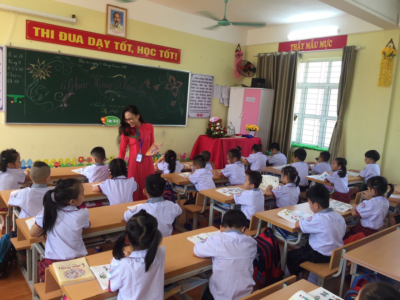 Tiết học của học sinh lớp 1 A10, Trường TH-THCS-THPT Nguyễn Bỉnh Khiêm, TP Hạ Long.