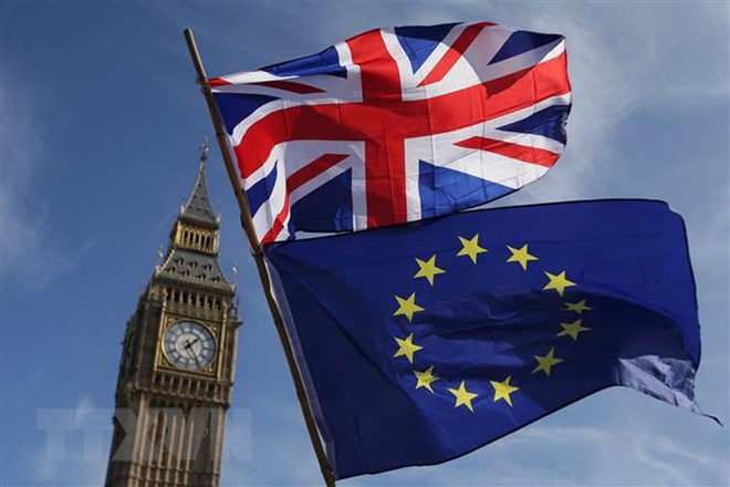 Cờ Anh (phía trên) và cờ EU tại thủ đô London, Anh. (Ảnh: AFP/TTXVN)