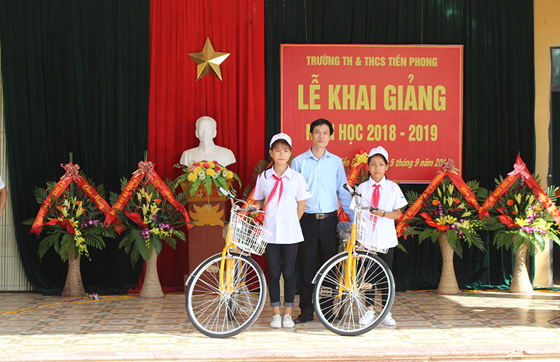 Ông Nguyễn Phúc Phong, Giám đốc Quỹ Bảo trợ trẻ em Quảng Ninh trao xe đạp cho trẻ em có hoàn cảnh khó khăn nhân dịp khai giảng năm học mới 2018-2019, tại trường Tiều học & Trung học cơ sở Tiền Phong, TX Quảng Yên. 