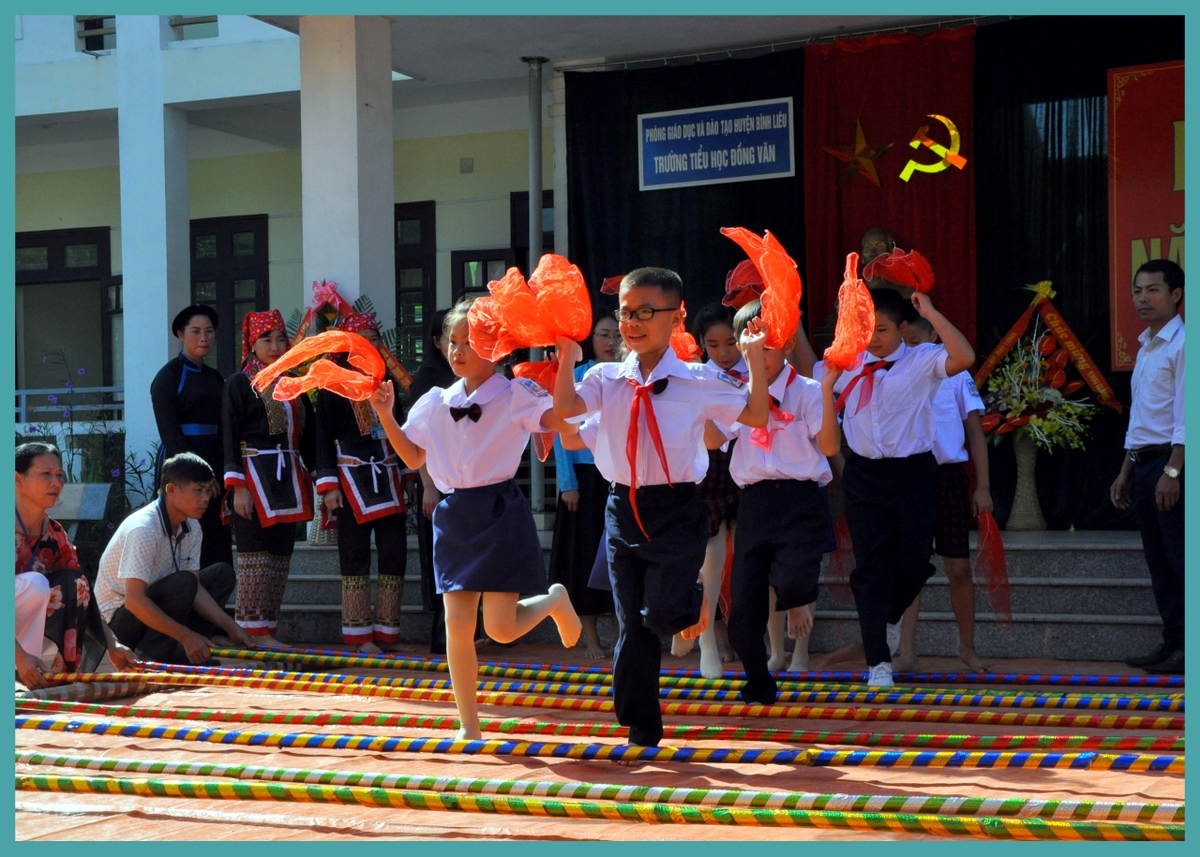 Lễ khai giảng của Trường Tiểu học Đồng Văn khép lại với màn mùa sạp rộn ràng, vui tươi.