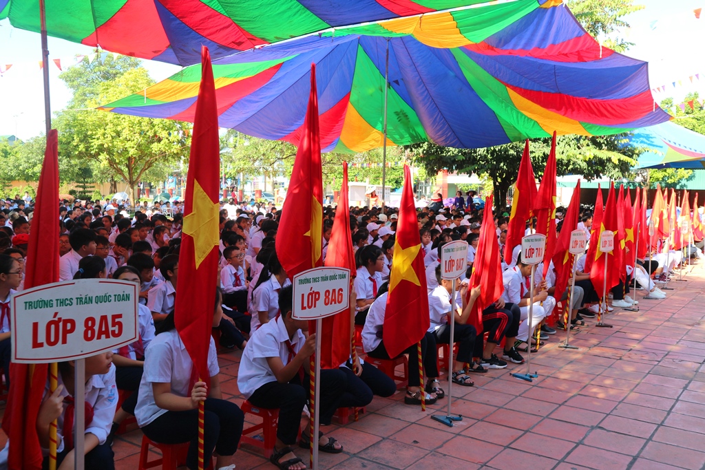 Học sinh Trường THCS Trần Quốc Toản, TP Uông Bí trong ngày khai giảng năm học mới.