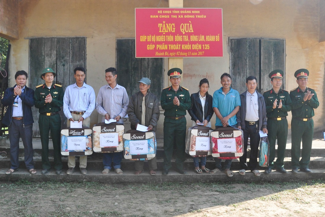Thượng tá Lê Quang Hào cùng Ban CHQS TX Đông Triều đến thăm, tặng quà các hộ nghèo tại 2 xã Đồng Trà, Đồng Lâm (Hoành Bồ). Ảnh do đơn vị cung cấp.