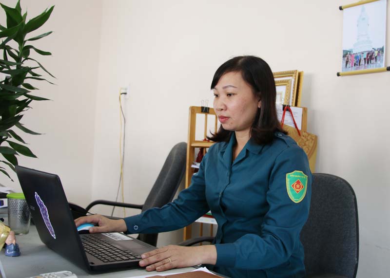 Đồng chí Trần Thị Nhã thường xuyên chủ động nghiên cứu tài liệu, trau dồi thêm kiến thức công tác quân sự địa phương.