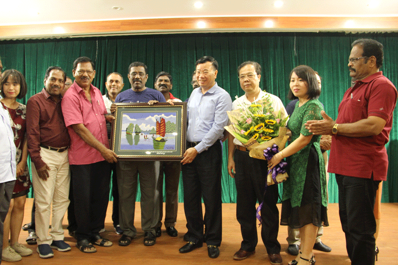 Lãnh đạo Ủy ban MTTQ tỉnh tặng quà lưu niệm Đoàn đại biểu Hội hữu nghị hợp tác văn hóa Ấn Độ.