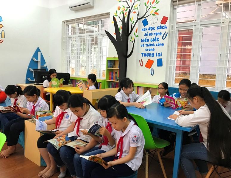 Học sinh đọc sách tại thư viện của trường Tiểu học Lê Lợi (TP Uông Bí)