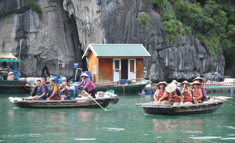 Khách du lịch tham quan khu vực nuôi trồng thủy sản Vung Viêng