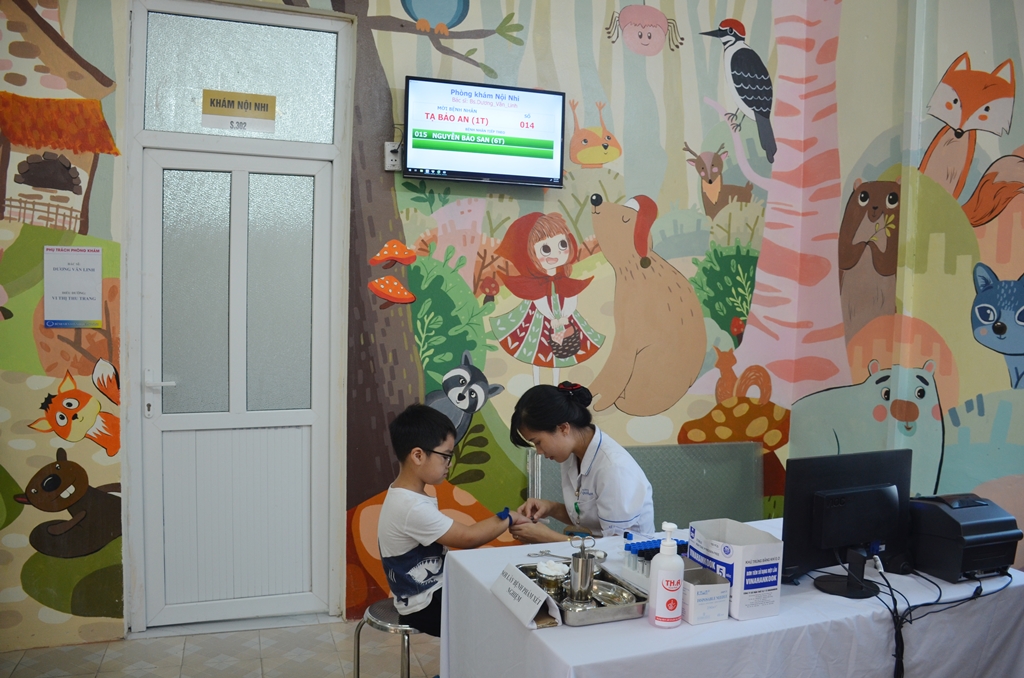 Khám bệnh cho trẻ em tại phòng khám số 2, Bệnh viện Sản Nhi Quảng Ninh.
