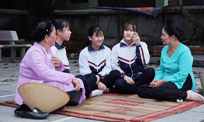 Nghệ nhân Vũ Thị Bấc (ngoài cùng bên trái) truyền dạy hát đúm cho học sinh.
