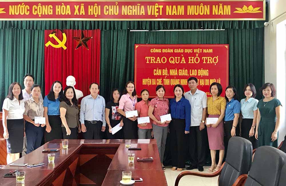 Công đoàn Giáo dục Việt Nam và công đoàn Giáo dục tỉnh tặng quà cho giáo viên nghèo ở huyện Ba Chẽ.