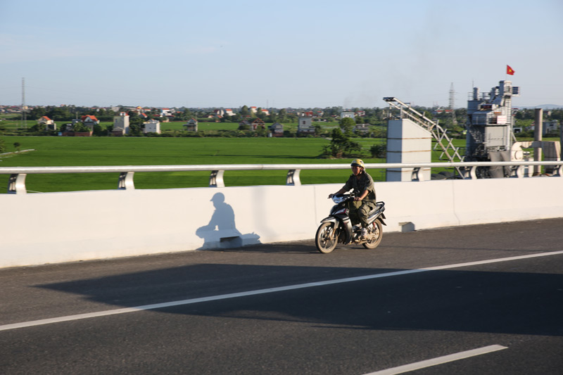 Nhiều người dân vi phạm đi xe máy trên đường cao tốc